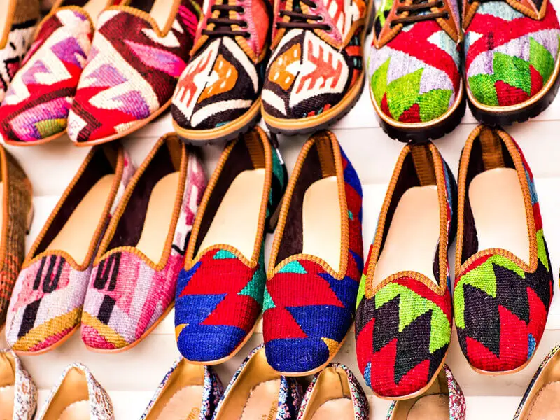 Çok Renkli ve Desenli Ayakkabı