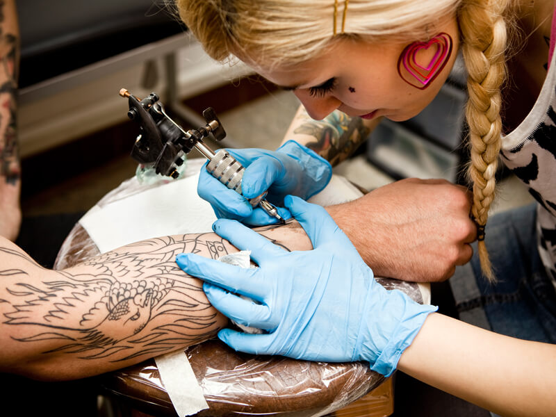 Dövme bakımı için dövme sanatçınızla iletişiminizi sürdürün
