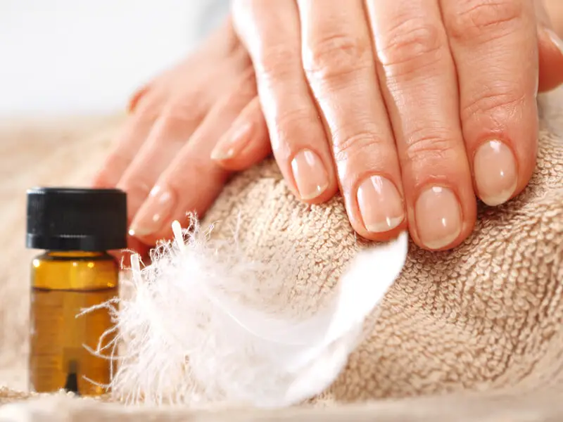 Çay ağacı yağı ile tırnak beyazlatma