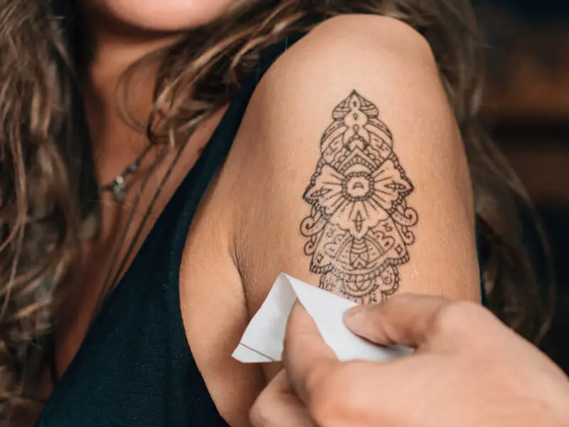 Dövme Bakımı Nasıl Yapılır? Nelere Dikkat Etmeliyiz? 2026 Dövme Bakımı Dövme yaptırdıktan sonra ne yapılmamalı?